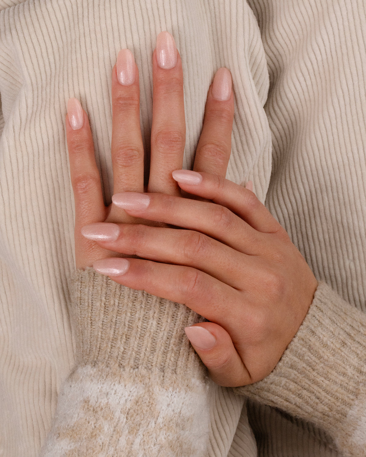 MNP My Nail Pro — nude manicure op lichte knitwear