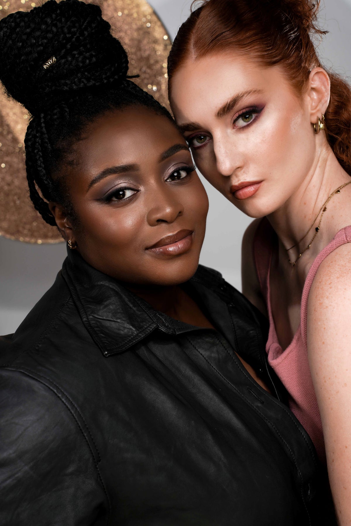 TOMVMAKEUP COSMETICS — twee modellen met warme oogmake-up